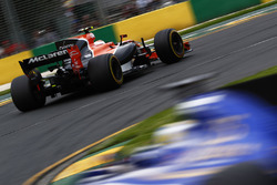 Stoffel Vandoorne, McLaren MCL32, devant Marcus Ericsson, Sauber C36