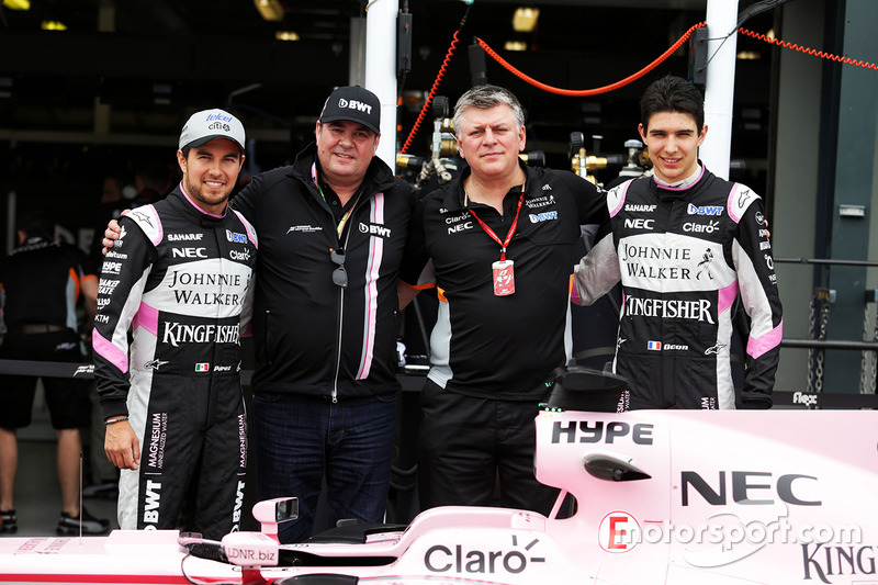 Sergio Pérez, Sahara Force India F1, Otmar Szafnauer, Sahara Force India F1 jefe de operaciones, y Esteban Ocon, Sahara Force India F1 Team con el Sahara Force India F1 VJM10