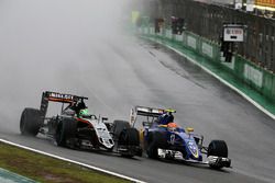 (Da sx a dx): Nico Hulkenberg, Sahara Force India F1 VJM09 e Felipe Nasr, Sauber C35 lottano per la 