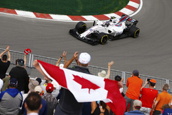 Lance Stroll, Williams FW40, salue ses fans à domicile