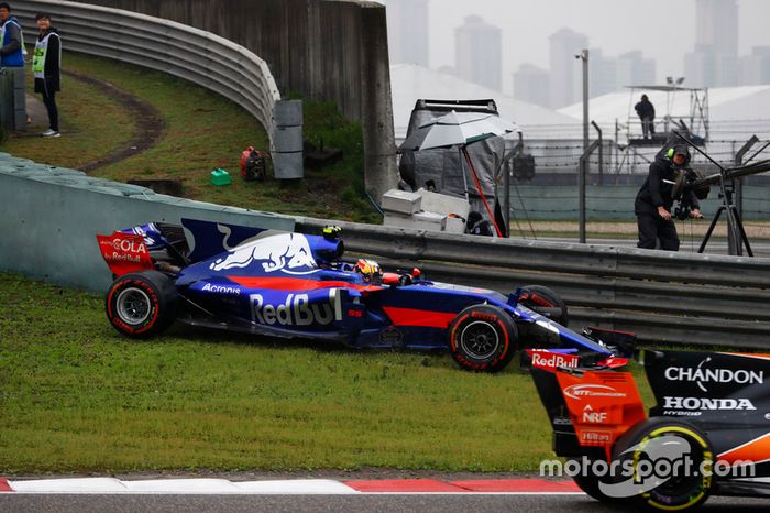 Carlos Sainz en dificultades, muy cerca del muro