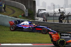 Carlos Sainz Jr., Scuderia Toro Rosso STR12, en tête-à-queue