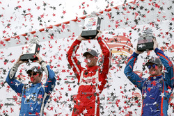 Podium : le deuxième, Simon Pagenaud, Team Penske Chevrolet, le vainqueur Sébastien Bourdais, Dale Coyne Racing Honda, le troisième, Scott Dixon, Chip Ganassi Racing Honda