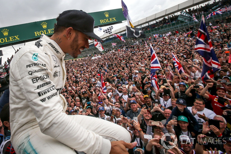 Ganador de la carrera Lewis Hamilton, Mercedes AMG F1 celebra con los fans