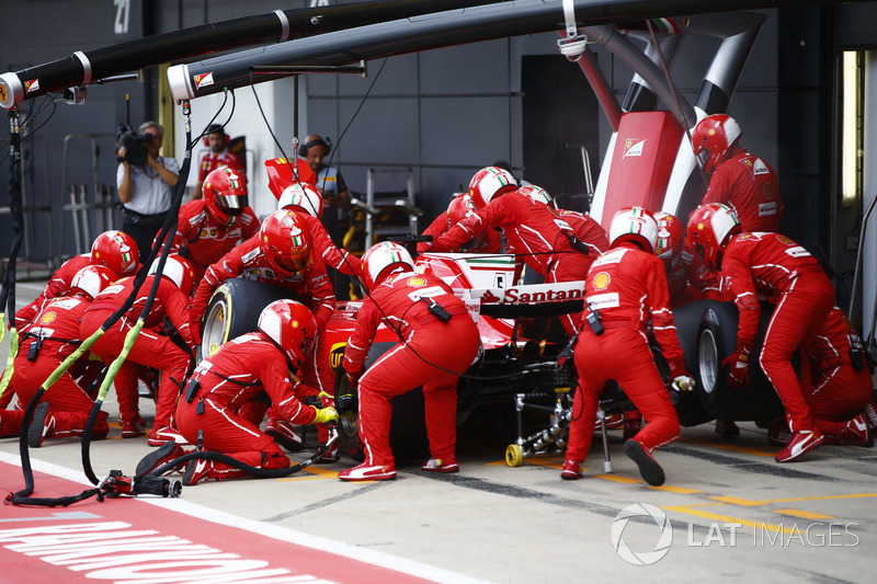 Sebastian Vettel, Ferrari SF70H, pit stop