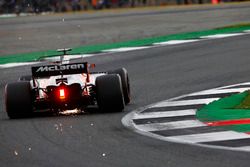 Fernando Alonso, McLaren MCL32, sacando chispas