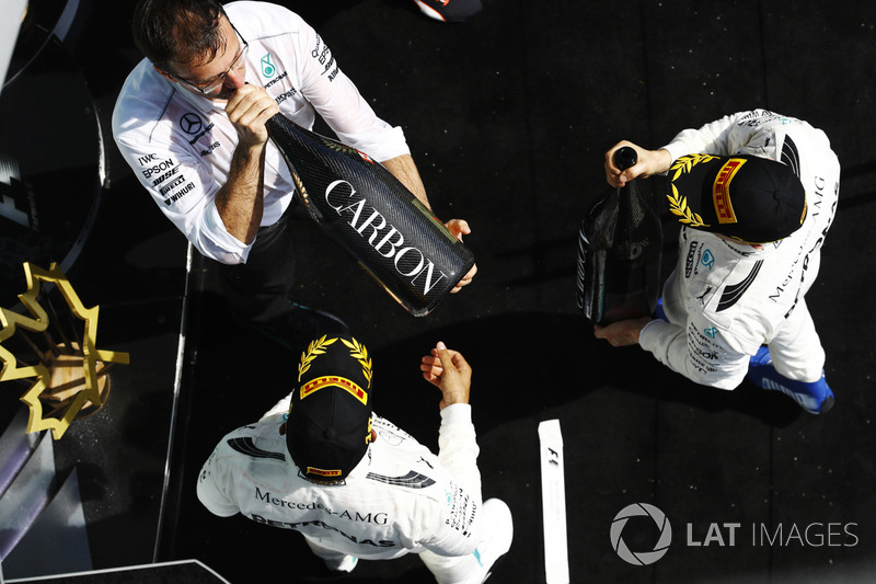 Lewis Hamilton, Mercedes AMG F1, celebra su victoria en el podium, Valtteri Bottas, Mercedes AMG F1