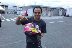 Felipe Massa, Williams con el casco de Sergio Pérez para subasta en pro de los afectados por el terremoto en México
