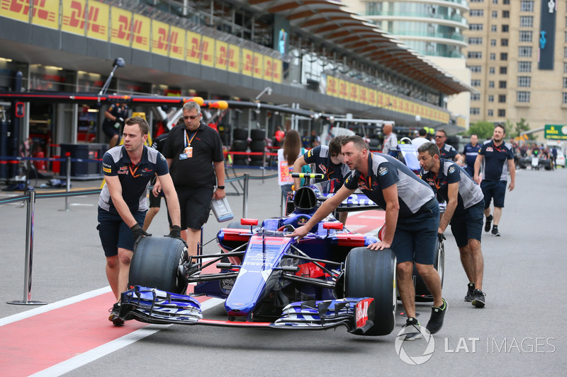 Механіки Scuderia Toro Rosso штовхають Scuderia Toro Rosso STR12