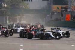 Lewis Hamilton, Mercedes AMG F1 W08, Felipe Massa, Williams FW40, pasa a Sebastian Vettel, Ferrari S