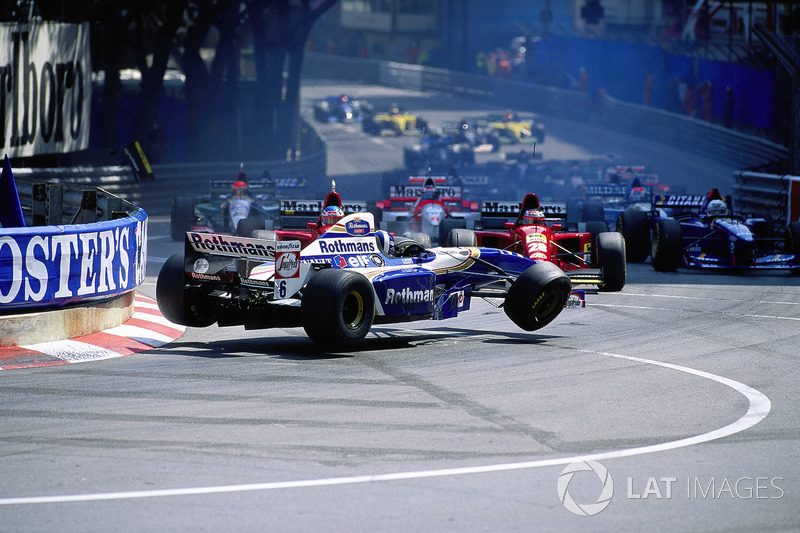 Accidente en la salida para el gran premio de Mónaco, 1995: David Coulthard, Williams-Renault, entre el Ferrari de Gerhard Berger y Jean Alesi