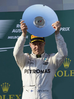 Podium: 3. Valtteri Bottas, Mercedes AMG, mit Trophäe
