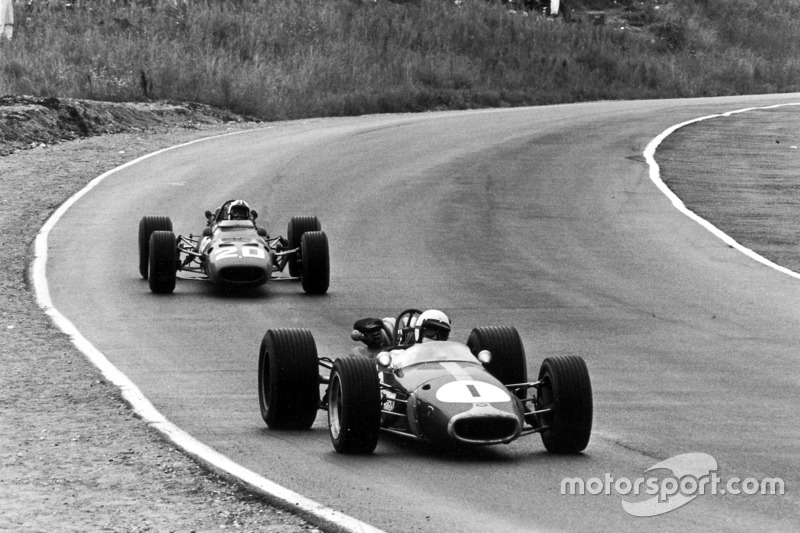 Jack Brabham, Brabham BT24-Repco, lidera a Chris Amon, Ferrari 312