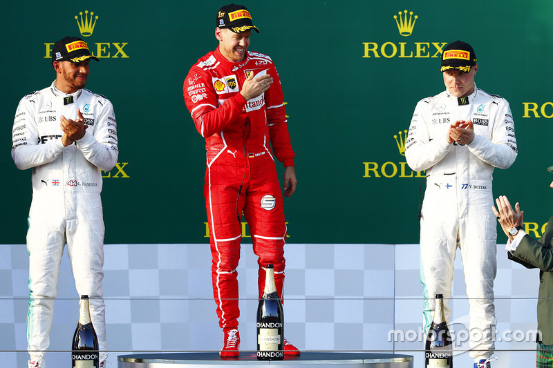 Подиум: победитель Себастьян Феттель, Ferrari, обладатель второго места Льюис Хэмилтон, Mercedes AMG F1, третье место - Валттери Боттас, Mercedes AMG F1
