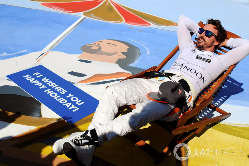 Fernando Alonso, McLaren en una reposera en parc ferme