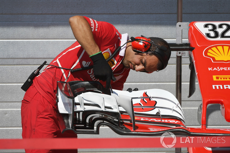 Механік Ferrari працює над переднім антикрилом SF70H