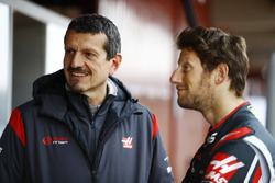 Руководитель Haas F1 Гюнтер Штайнер и гонщик команды Ромен Грожан