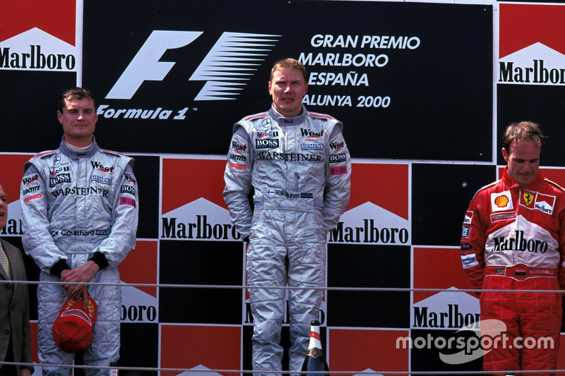 Podio: segundo lugar David Coulthard, McLaren, ganador de la carrera Mika Hakkinen, McLaren y el tercer lugar Rubens Barrichello, Ferrari