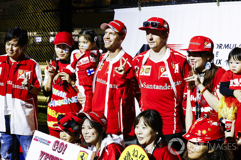 Sebastian Vettel, Ferrari, Kimi Raikkonen, Ferrari, en el escenario de la F1 Fanzone