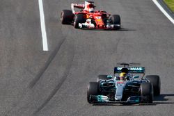 Lewis Hamilton, Mercedes AMG F1 W08, Sebastian Vettel, Ferrari SF70H