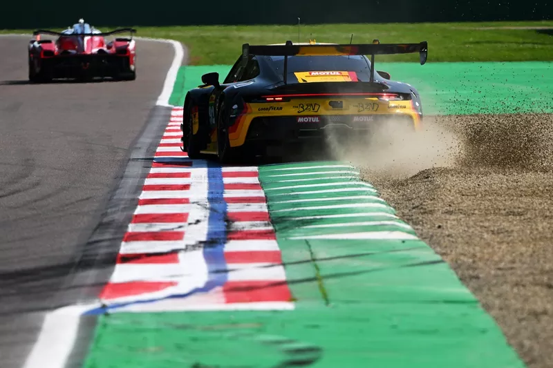 N° 92 : La Porsche 911 GT3 R de Bend Manthey : Yasser Shahin, Riccardo Pera, Richard Lietz