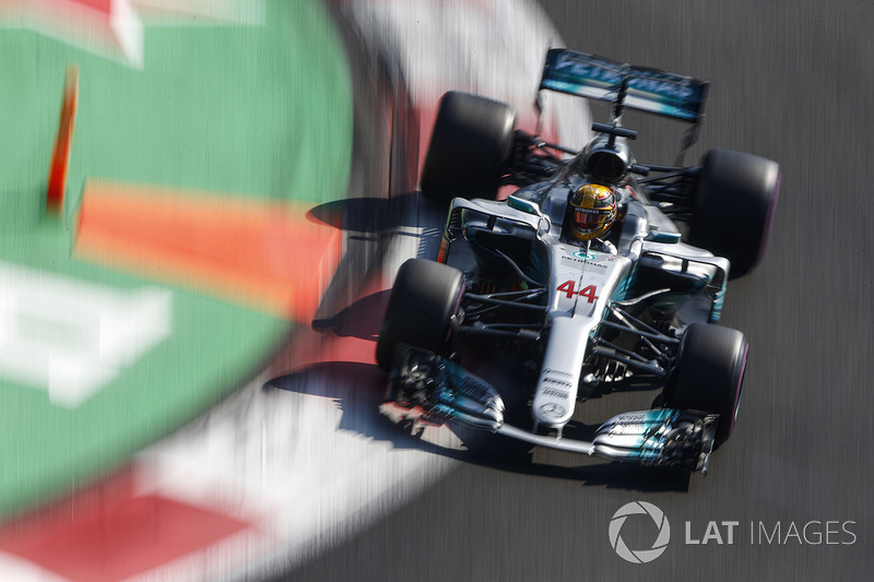 Hamilton acelerava forte, mas não alcançava Vettel, que se recuperava mais rapidamente