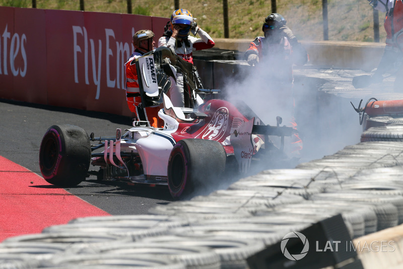 Marcus Ericsson, Sauber C37 est sorti de sa piste avant que sa voiture ne prenne feu