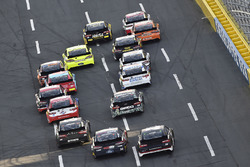 William Byron, Hendrick Motorsports, Chevrolet Camaro Hertz and Erik Jones, Joe Gibbs Racing, Toyota Camry Sport Clips