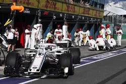 Charles Leclerc, Sauber C37 au stand