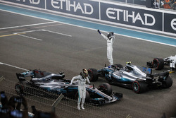 Lewis Hamilton, Mercedes-Benz F1 W08 and Valtteri Bottas, Mercedes-Benz F1 W08 celebrate in parc f