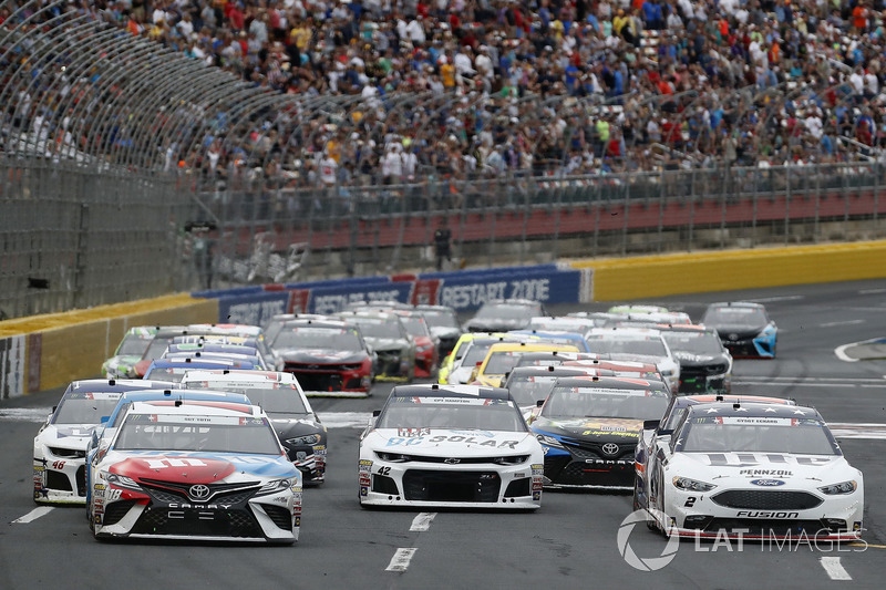 Brad Keselowski, Team Penske, Ford Fusion Stars, Stripes, and Lites Kyle Busch, Joe Gibbs Racing, Toyota Camry M&M's Red White & Blue