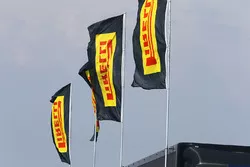 Des drapeaux Pirelli