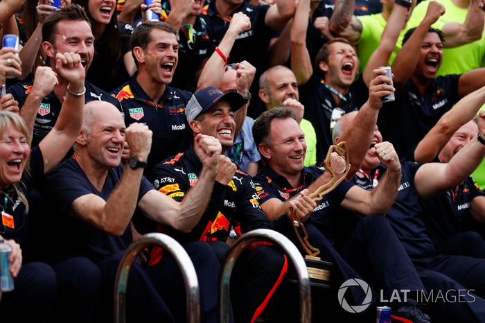 El equipo de Red Bull celebra con Daniel Ricciardo, Red Bull Racing al lado de la piscina en la Estación de Energía. Adrian Newey, director técnico, Red Bull Racing, y Christian Horner, director del equipo, Red Bull Racing