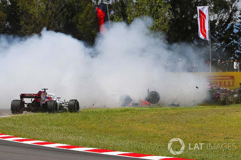 Pierre Gasly, Toro Rosso STR13, menabrak Romain Grosjean, Haas VF-18, yang melnitang di tengah trek