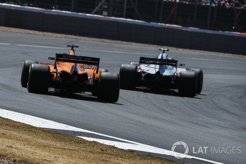 Alonso was niet zo tevreden over het defensieve werk van Magnussen.