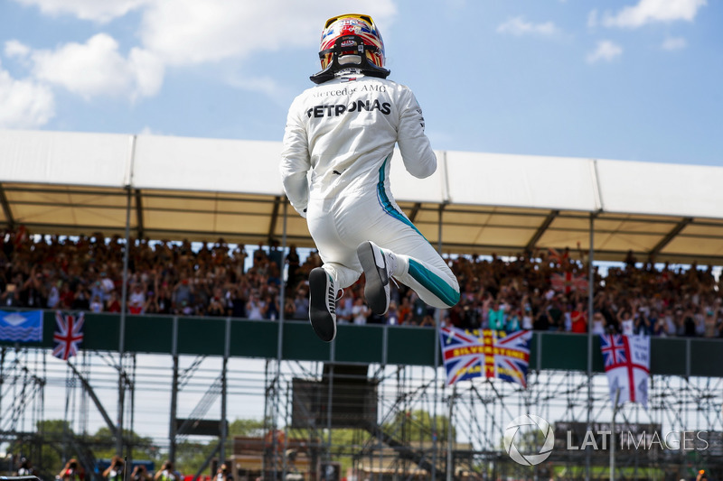 Ganador de la pole Lewis Hamilton, Mercedes AMG F1 celebra
