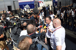 Zak Brown, CEO de McLaren Racing con los medios