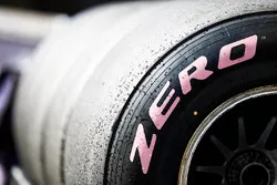 Un pneu Pirelli hypertendre rose