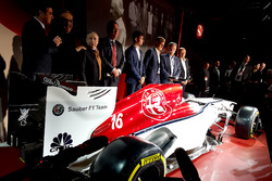 Marcus Ericsson and Charles Leclerc, Sauber, Jean Todt, President, FIA, Chase Carey, CEO and Chairma