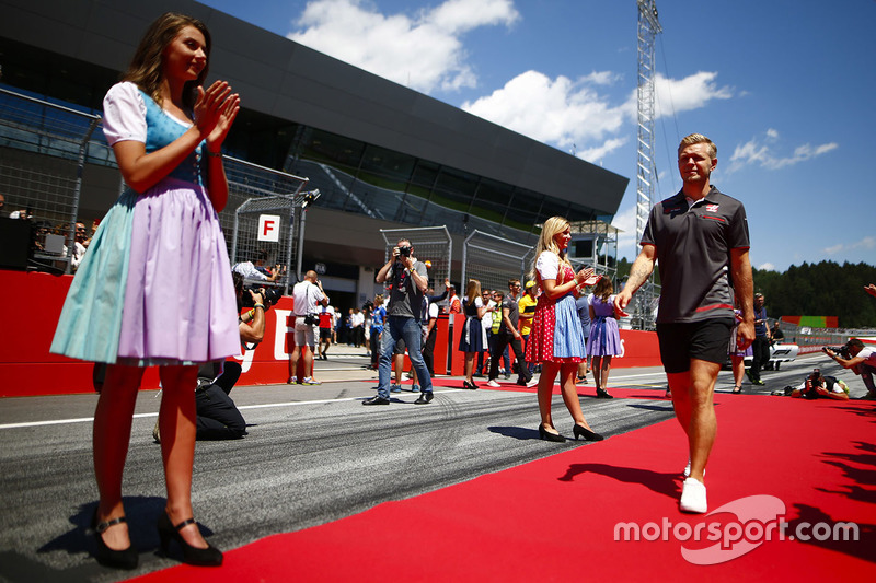 Дівчата, Кевін Магнуссен, Haas F1 Team