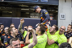 Il vincitore della gara Max Verstappen, Red Bull Racing, festeggia con il team