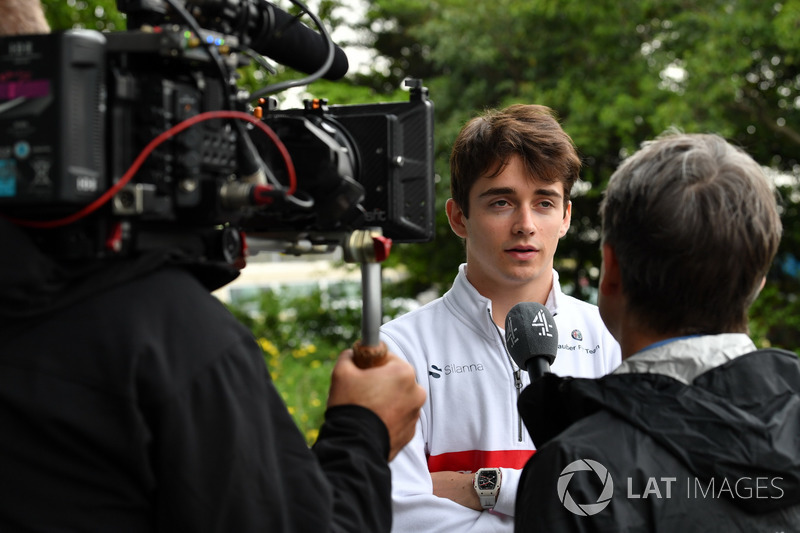 Charles Leclerc, Sauber, discute avec les médias