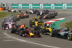Daniel Ricciardo, Red Bull Racing RB14 at the start of the race