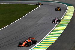 Fernando Alonso, McLaren MCL32, Sergio Perez, Sahara Force India F1 VJM10, Nico Hulkenberg, Renault 
