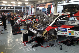 Meccanici Toyota Gazoo Racing al lavoro sulla Toyota Yaris WRC di Esapekka Lappi, Janne Ferm