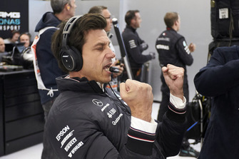 Toto Wolff, Executive Direktörü, Mercedes AMG, ve Lewis Hamilton, Mercedes AMG F1