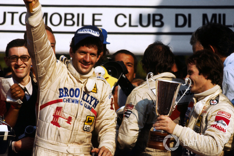 Le Champion du monde Jody Scheckter, fête son titre sur le podium avec Gilles Villeneuve, Ferrari