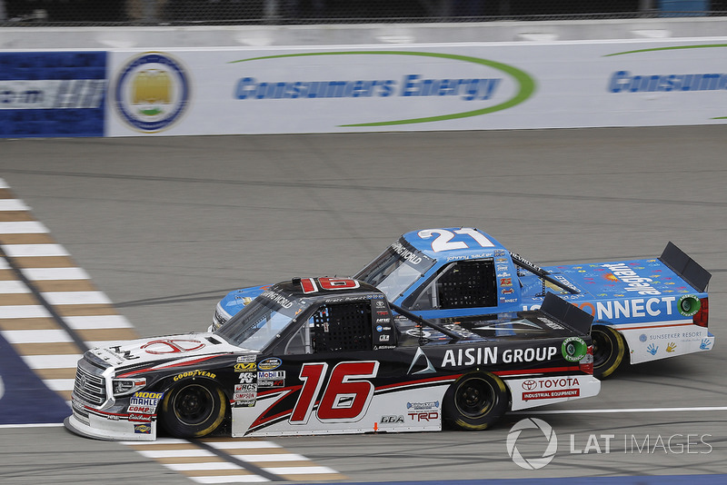 Fotofinish: 1. Brett Moffitt, Hattori Racing Enterprises, Toyota Tundra; 2. Johnny Sauter, GMS Racing, Chevrolet Silverado