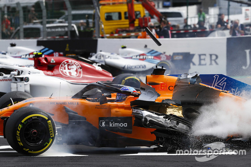 Choque de Fernando Alonso, McLaren MCL33 al inicio