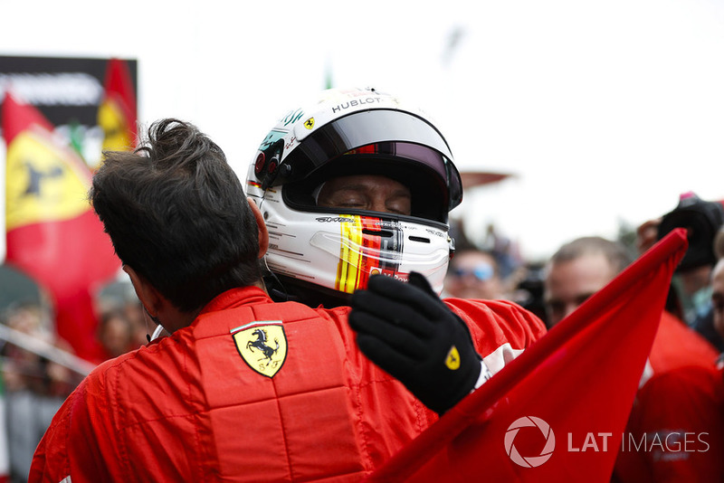 Sebastian Vettel, Ferrari, merayakan kemenangan di parc ferme